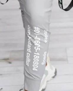 Szare damskie spodnie typu bojówki z napisami - Odzież Spodnie Cargo