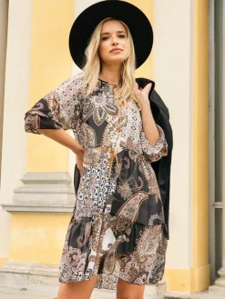 Wzorzysta beżowa krótka sukienka- Odzież Sukienki Krótkie